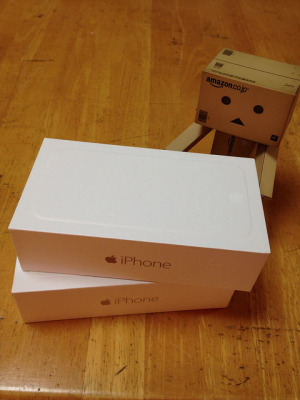 箱は白。iPhoneのロゴの色だけが違う。